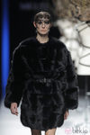 Abrigo de piel negro de la colección otoño/invierno 2013/2014 de Miguel Marinero en Madrid Fashion Week