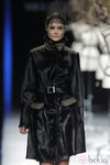 Abrigo negro de la colección otoño/invierno 2013/2014 de Miguel Marinero en Madrid Fashion Week