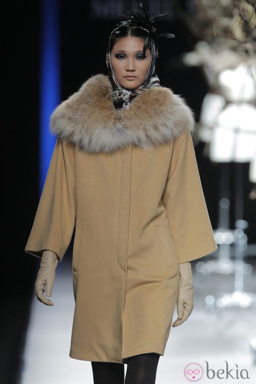 Abrigo beige de la colección otoño/invierno 2013/2014 de Miguel Marinero en Madrid Fashion Week