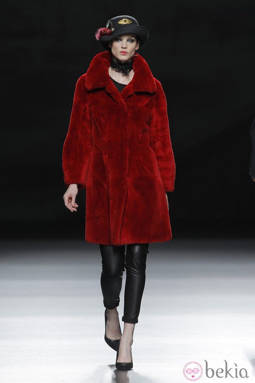 Abrigo rojo de la colección otoño/invierno 2013/2014 de Jesús Lorenzo en Madrid Fashion Week