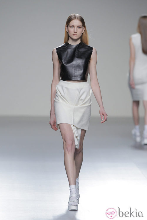 Camiseta de cuero de la colección otoño/invierno 2013/2014 de Pepa Salazar en Madrid Fashion Week