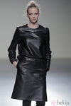 Vestido de cuero de la colección otoño/invierno 2013/2014 de Manémané en Madrid Fashion Week
