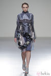 Vestido con superposiciones de la colección otoño/invierno 2013/2014 de Våldnad en Madrid Fashion Week