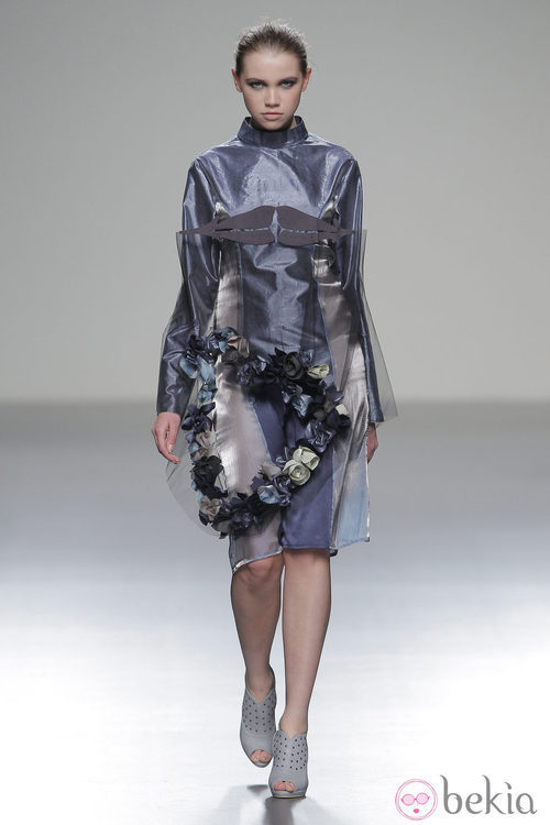 Vestido con superposiciones de la colección otoño/invierno 2013/2014 de Våldnad en Madrid Fashion Week