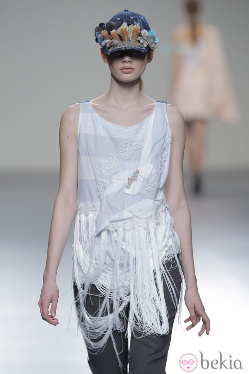 Camiseta con flecos de la colección otoño/invierno 2013/2014 de Våldnad en Madrid Fashion Week
