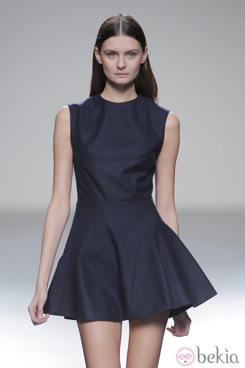 Vestido azul petróleo de la colección otoño/invierno 2013/2014 de Pepa Salazar en Madrid Fashion Week