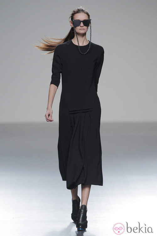 Vestido negro de la colección otoño/invierno 2013/2014 de POL en Madrid Fashion Week