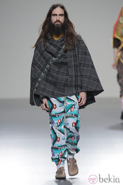 Capa con estampado tartán de la colección otoño/invierno 2013/2014 de Heridadegato en El Ego de Madrid Fashion Week