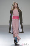 Vestido de rayas finas de la colección otoño/invierno 2013/2014 de Heridadegato en El Ego de Madrid Fashion Week