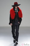 Estola roja de caballero de la colección otoño/invierno 2013/2014 de Eugenio Loarce en El Ego de Madrid Fashion Week