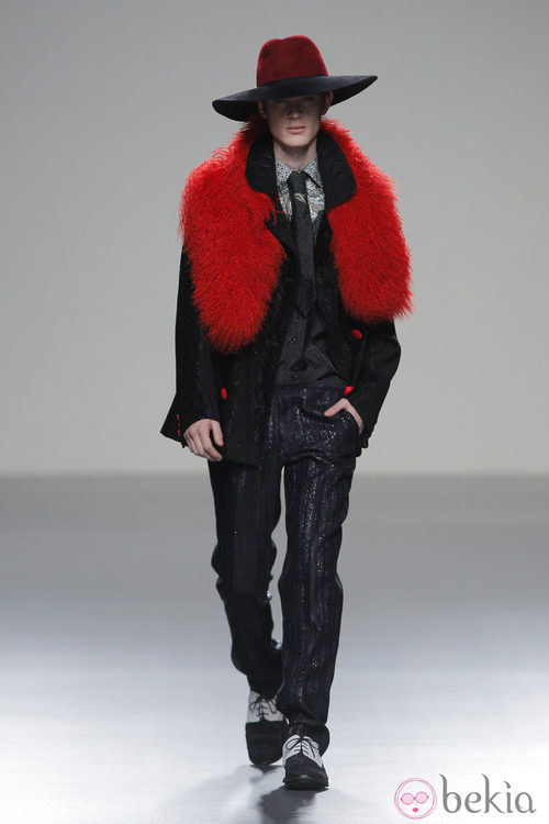 Estola roja de caballero de la colección otoño/invierno 2013/2014 de Eugenio Loarce en El Ego de Madrid Fashion Week
