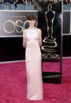 Anne Hathaway con un vestido de Prada en los Oscar 2013