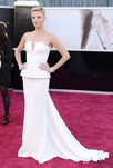 Charlize Theron con un vestido de Dior en la alfombra roja de los Oscar 2013