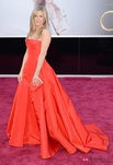 Jennifer Aniston con un vestido rojo de Valentino en los Oscar 2013