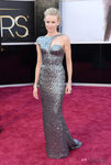Naomi Watts con un vestido plateado de Giorgio Armani en los Oscar 2013