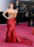 Olivia Munn con un vestido de Marchesa en los Oscar 2013
