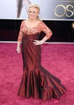 Jacki Weaver con un vestido de Rana Salam en los Oscar 2013