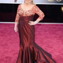 Jacki Weaver con un vestido de Rana Salam en los Oscar 2013