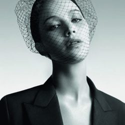 Jennifer Lawrence posando como imagen de Miss Dior Bag