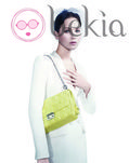 Jennifer Lawrence posando con un modelo Miss Dior Bag amarillo