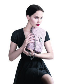 Jennifer Lawrence posando con un modelo Miss Dior Bag rosa pastel