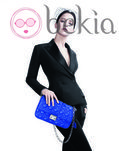 Jennifer Lawrence posando con un modelo Miss Dior Bag azul klein
