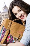 Malena Costa con un bolso de la colección primavera/verano 2013 de Refresh