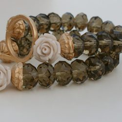 Pulsera con detalle floral de la segunda colección de joyas de Vanesa Romero