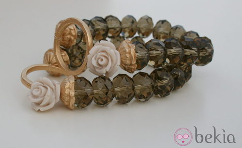 Pulsera con detalle floral de la segunda colección de joyas de Vanesa Romero