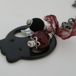 Colgante con detalle de calavera en negro de la segunda colección de joyas de Vanesa Romero 