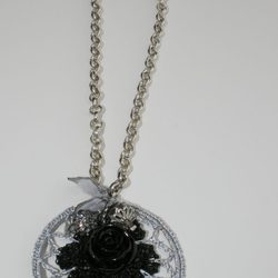 Colgante con detalle de ganchillo de la segunda colección de joyas de Vanesa Romero