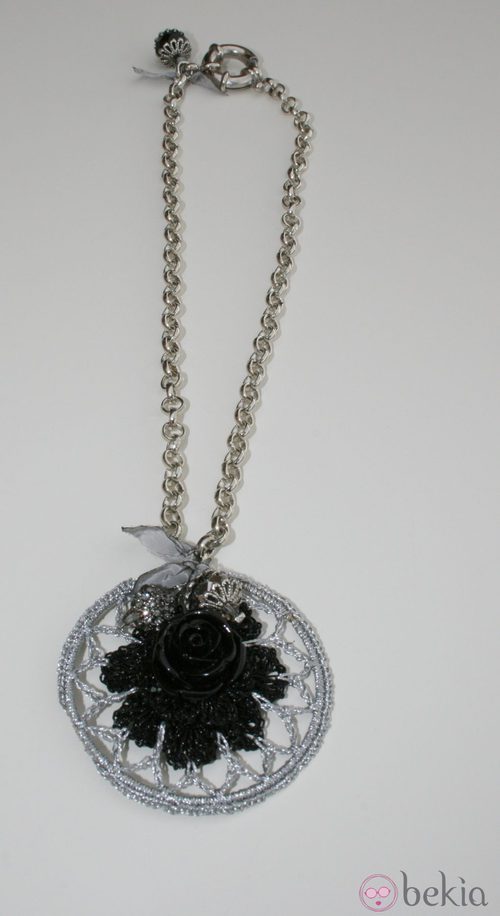 Colgante con detalle de ganchillo de la segunda colección de joyas de Vanesa Romero