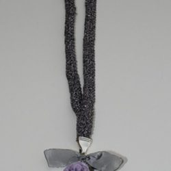 Colgante con detalle de ganchillo en beis de la segunda colección de joyas de Vanesa Romero