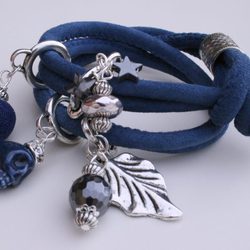 Pulsera en azul con detalle floral de la segunda colección de joyas de Vanesa Romero