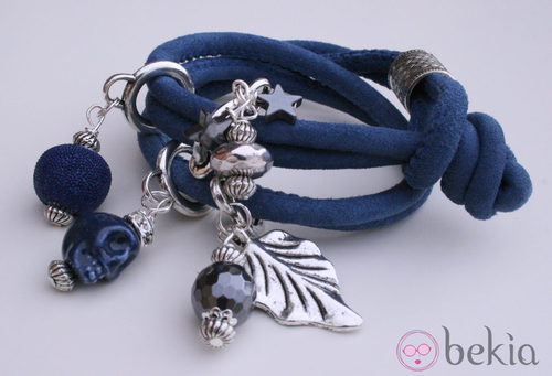 Pulsera en azul con detalle floral de la segunda colección de joyas de Vanesa Romero