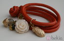 Pulsera en tono tierra con detalle floral de la segunda colección de joyas de Vanesa Romero