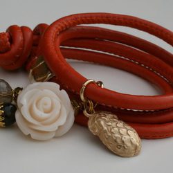 Pulsera en tono tierra con detalle floral de la segunda colección de joyas de Vanesa Romero