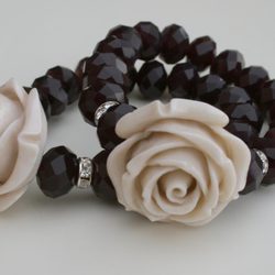 Pulsera negra con detalle floral de la segunda colección de joyas de Vanesa Romero