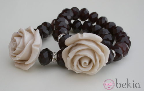 Pulsera negra con detalle floral de la segunda colección de joyas de Vanesa Romero