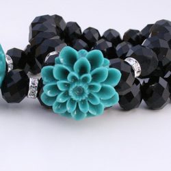 Pulsera en negro con detalle floral de la segunda colección de joyas de Vanesa Romero