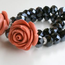 Pulsera con detalle floral en tonos tierra de la segunda colección de joyas de Vanesa Romero