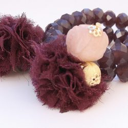 Pulsera morada con detalle floral de la segunda colección de joyas de Vanesa Romero