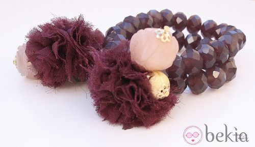 Pulsera morada con detalle floral de la segunda colección de joyas de Vanesa Romero