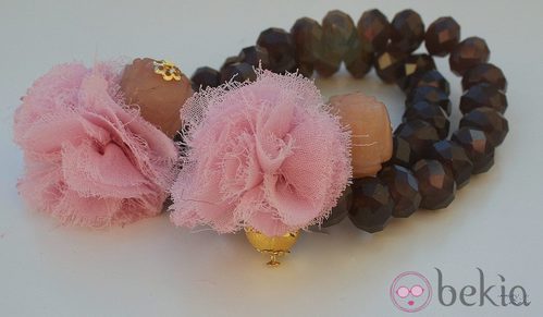 Pulsera marrón con detalle floral de la segunda colección de joyas de Vanesa Romero
