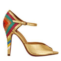 Sandalia dorada de la colección primavera/verano 2013 de Nine West