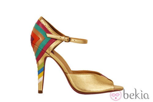 Sandalia dorada de la colección primavera/verano 2013 de Nine West