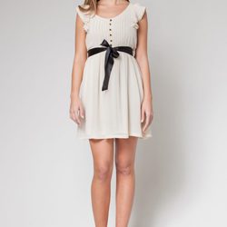 Vestido con lazo negro en la cintura de la colección primavera/verano 2013 de 'OUI by Poète'