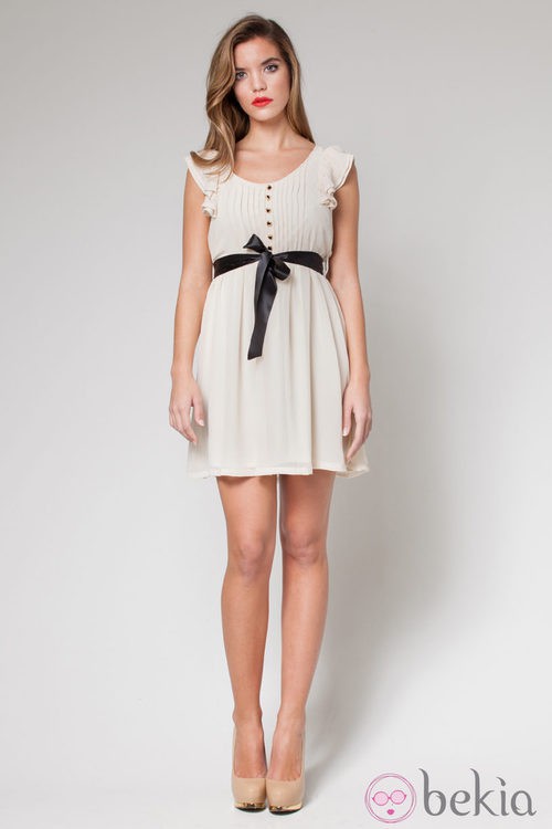 Vestido con lazo negro en la cintura de la colección primavera/verano 2013 de 'OUI by Poète'