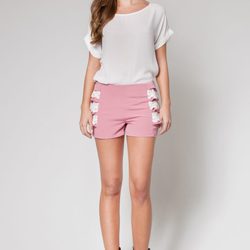 Short rosa con camiseta blanca de la colección primavera/verano 2013 de 'OUI by Poète'