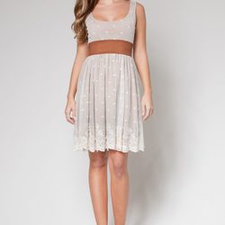 Vestido ceñido a la cintura de la colección primavera/verano 2013 de 'OUI by Poète'